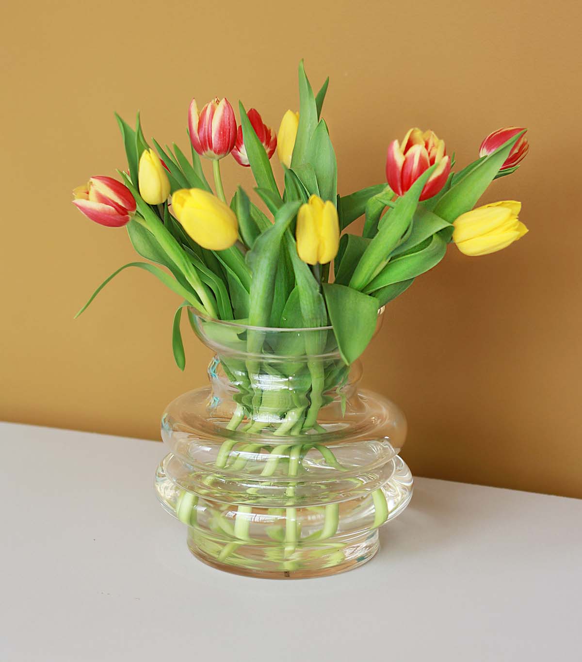 Curve vase, Gul, Mundblæst glas - Stences 300211