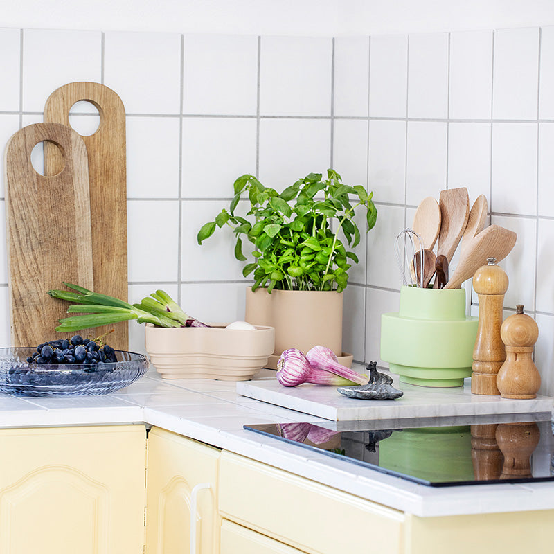 Praktiske og dekorative skåle, potteskjuler til krydderurter og keramikvase i køkken - Stences