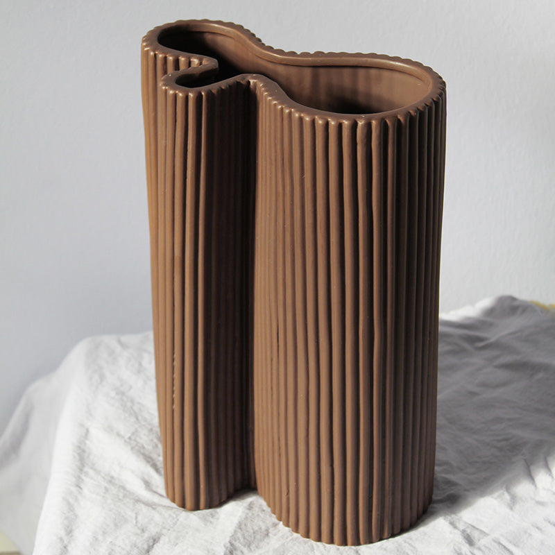Organisk formet brun keramikvase med rillet tekstur - Stences